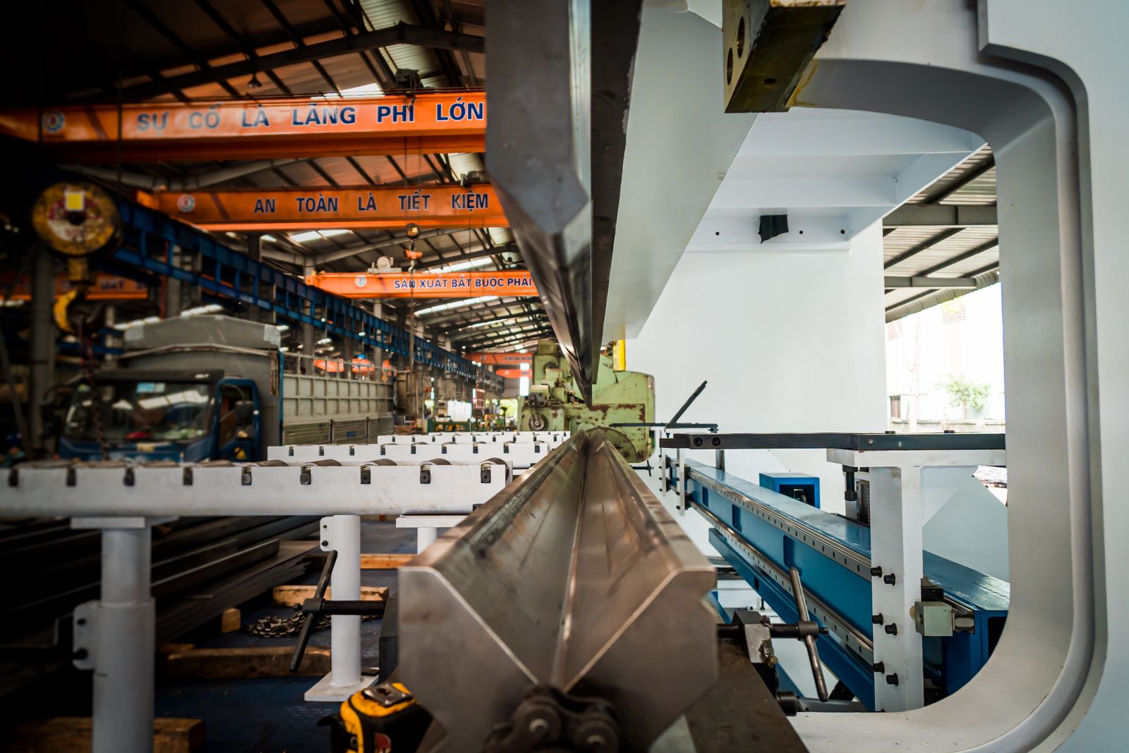 Representative metal fabrication workshop, not a verified DAZHI facility